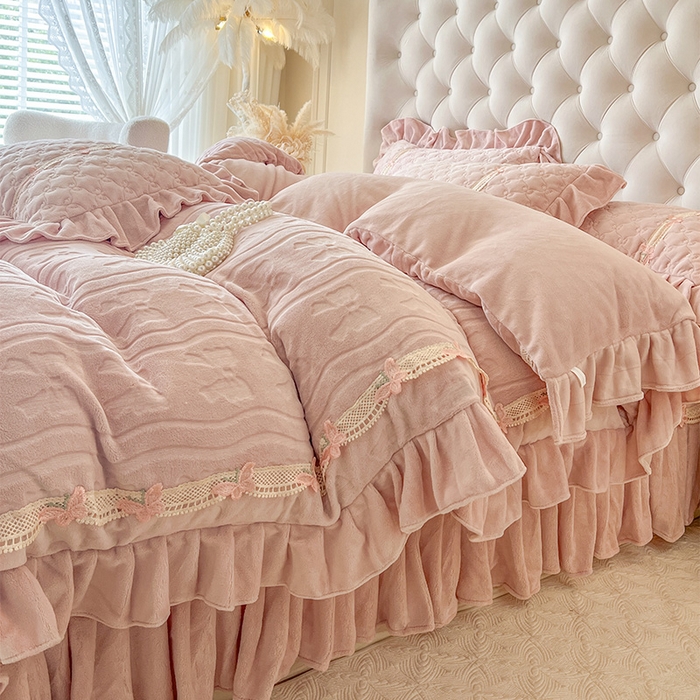 91家纺网 家纺一手货源 找家纺 （总）瑞宝 2025新款牛奶绒花边床盖四件套-蝶舞花语（控价 298起 ）