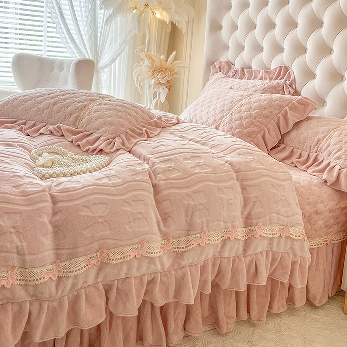 91家纺网 家纺一手货源 找家纺 （总）瑞宝 2025新款牛奶绒花边床盖四件套-蝶舞花语（控价 298起 ）