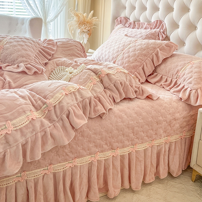 91家纺网 家纺一手货源 找家纺 （总）瑞宝 2025新款牛奶绒花边床盖四件套-蝶舞花语（控价 298起 ）