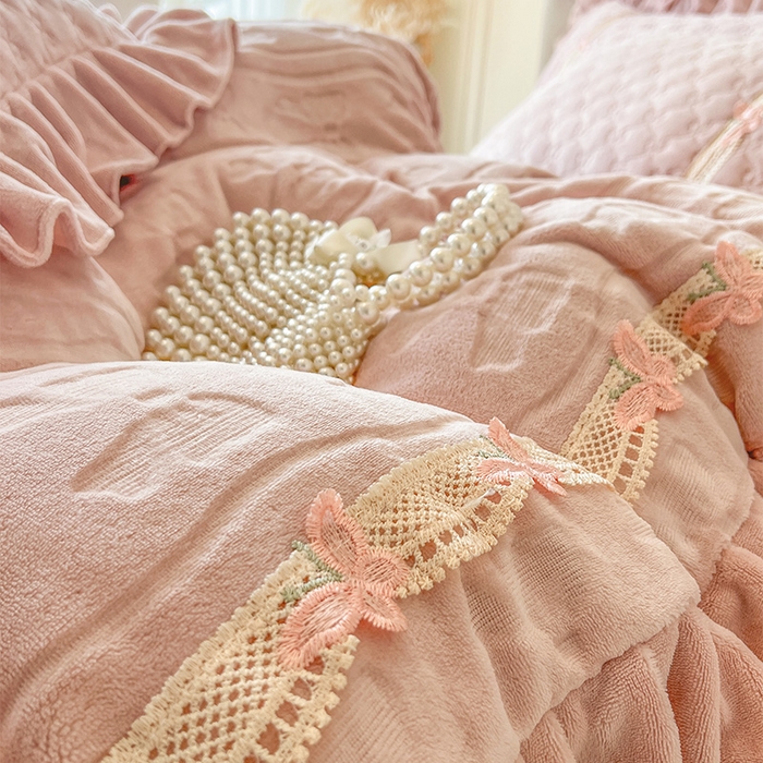 91家纺网 家纺一手货源 找家纺 （总）瑞宝 2025新款牛奶绒花边床盖四件套-蝶舞花语（控价 298起 ）