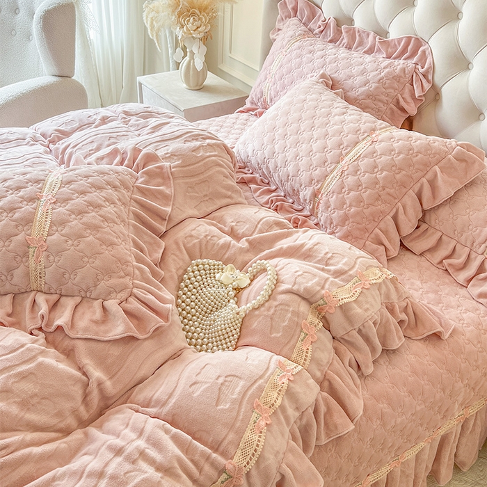 91家纺网 家纺一手货源 找家纺 （总）瑞宝 2025新款牛奶绒花边床盖四件套-蝶舞花语（控价 298起 ）