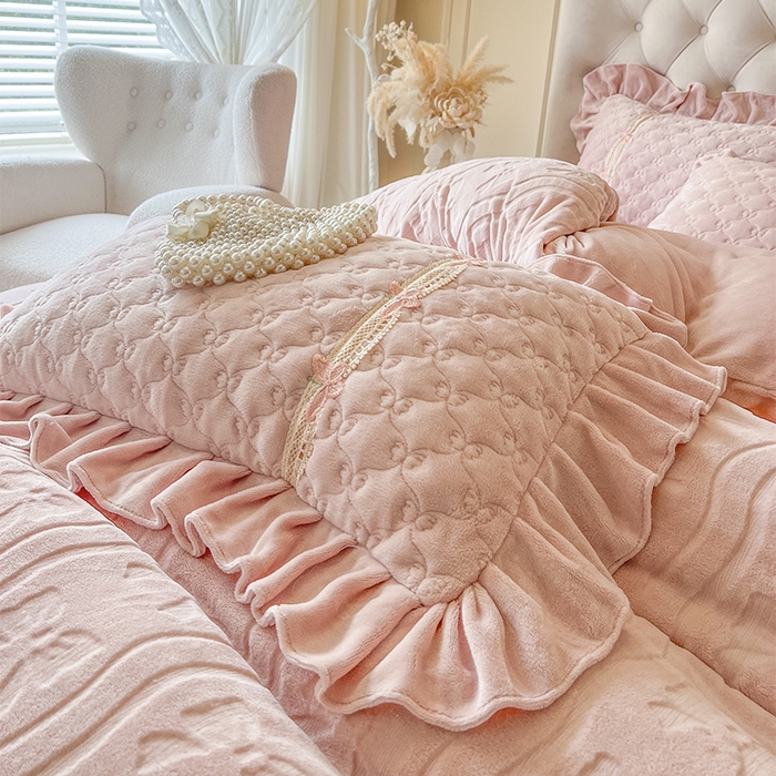 91家纺网 家纺一手货源 找家纺 （总）瑞宝 2025新款牛奶绒花边床盖四件套-蝶舞花语（控价 298起 ）