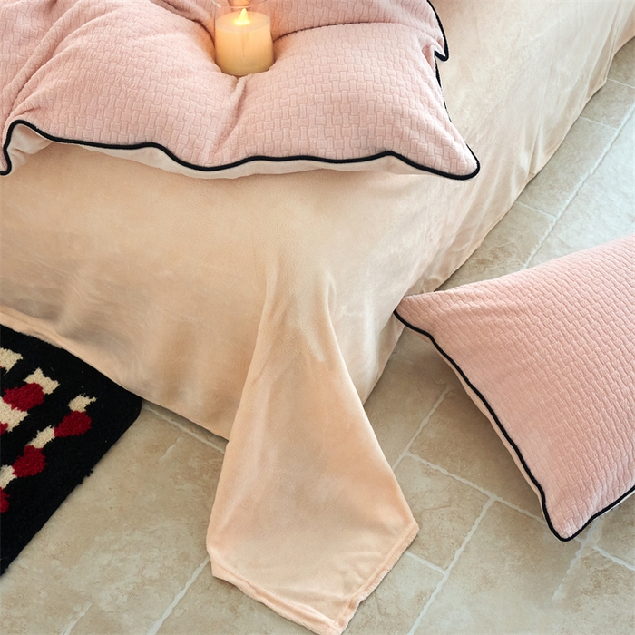 91家纺网 家纺一手货源 找家纺 乐居家纺 2025新款牛奶绒嵌边提花剪花四件套（含买家秀和质检报告） 心链-少女粉