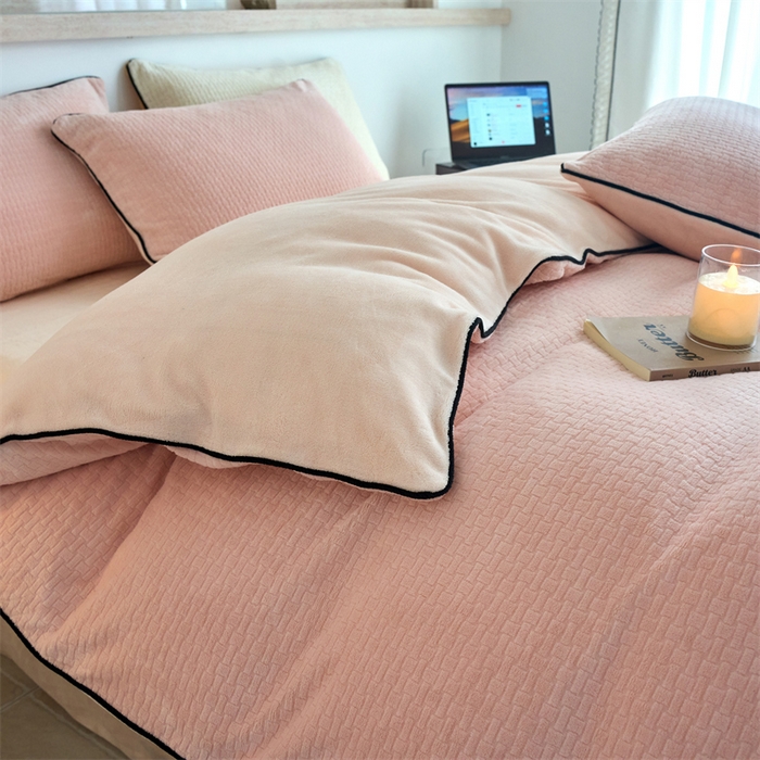 91家纺网 家纺一手货源 找家纺 乐居家纺 2025新款牛奶绒嵌边提花剪花四件套（含买家秀和质检报告） 心链-少女粉