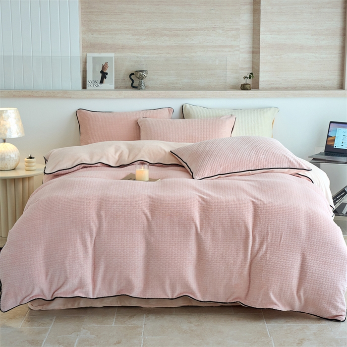 91家纺网 家纺一手货源 找家纺 乐居家纺 2025新款牛奶绒嵌边提花剪花四件套（含买家秀和质检报告） 心链-少女粉