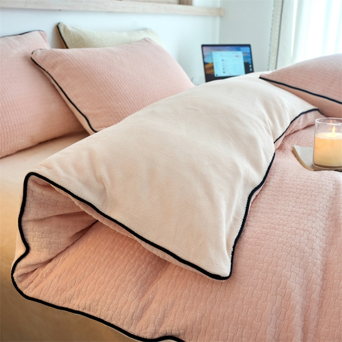 91家纺网 家纺一手货源 找家纺 乐居家纺 2025新款牛奶绒嵌边提花剪花四件套（含买家秀和质检报告） 心链-少女粉