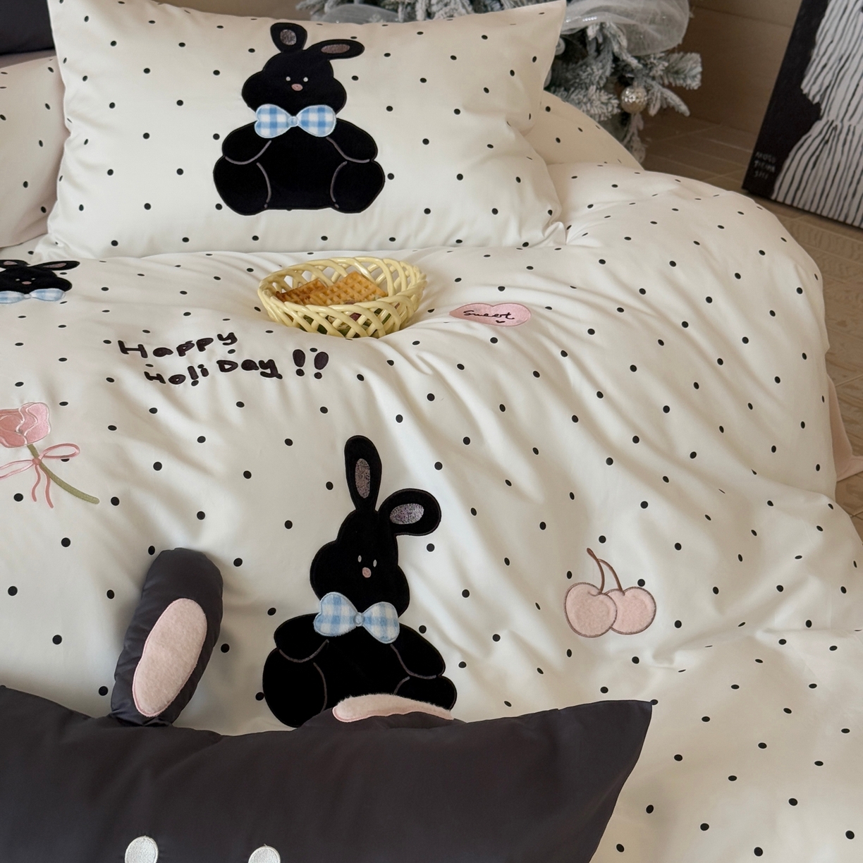 91家纺网 家纺一手货源 找家纺 （总）嗨购家纺 2025新款萌系风格50S全棉贴布刺绣四件套-波点小兔