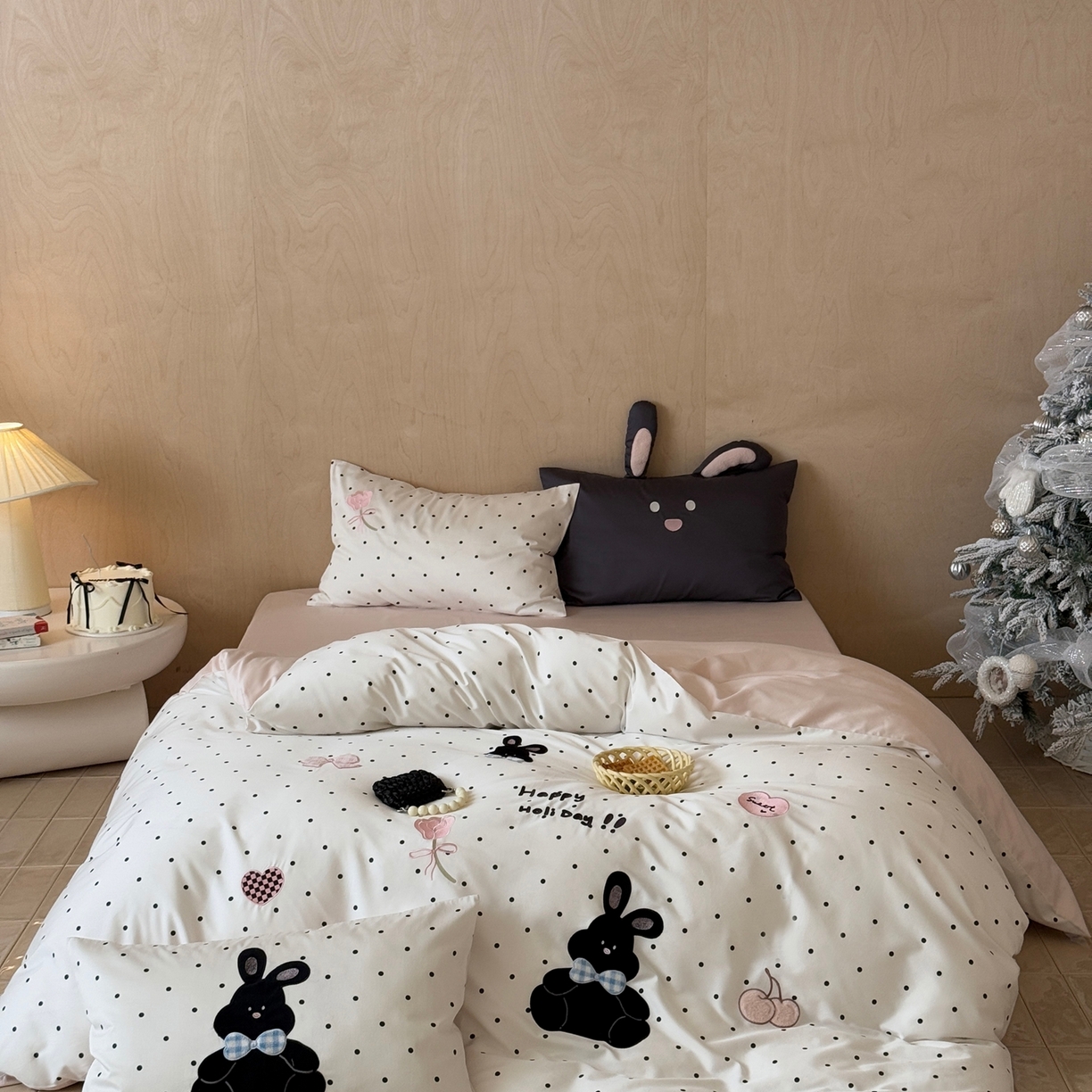 91家纺网 家纺一手货源 找家纺 （总）嗨购家纺 2025新款萌系风格50S全棉贴布刺绣四件套-波点小兔