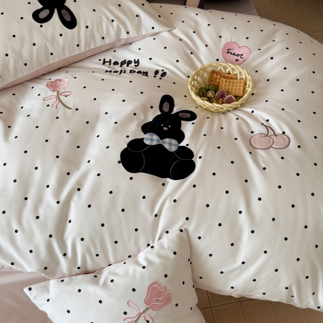 91家纺网 家纺一手货源 找家纺 （总）嗨购家纺 2025新款萌系风格50S全棉贴布刺绣四件套-波点小兔