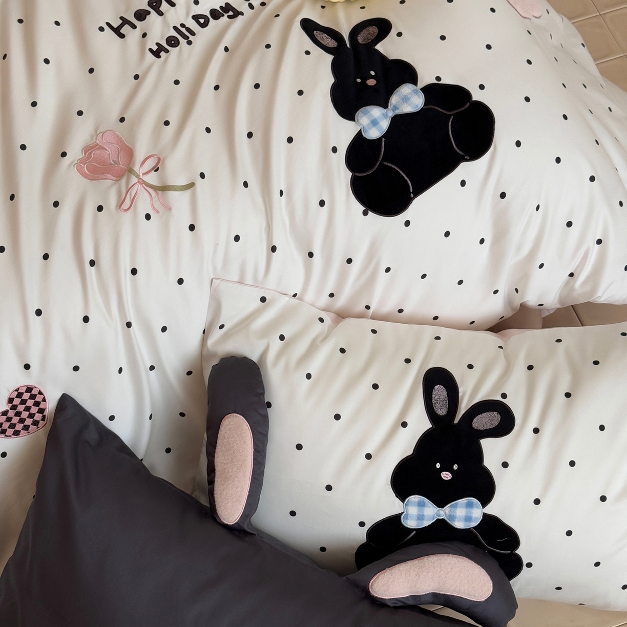 91家纺网 家纺一手货源 找家纺 （总）嗨购家纺 2025新款萌系风格50S全棉贴布刺绣四件套-波点小兔