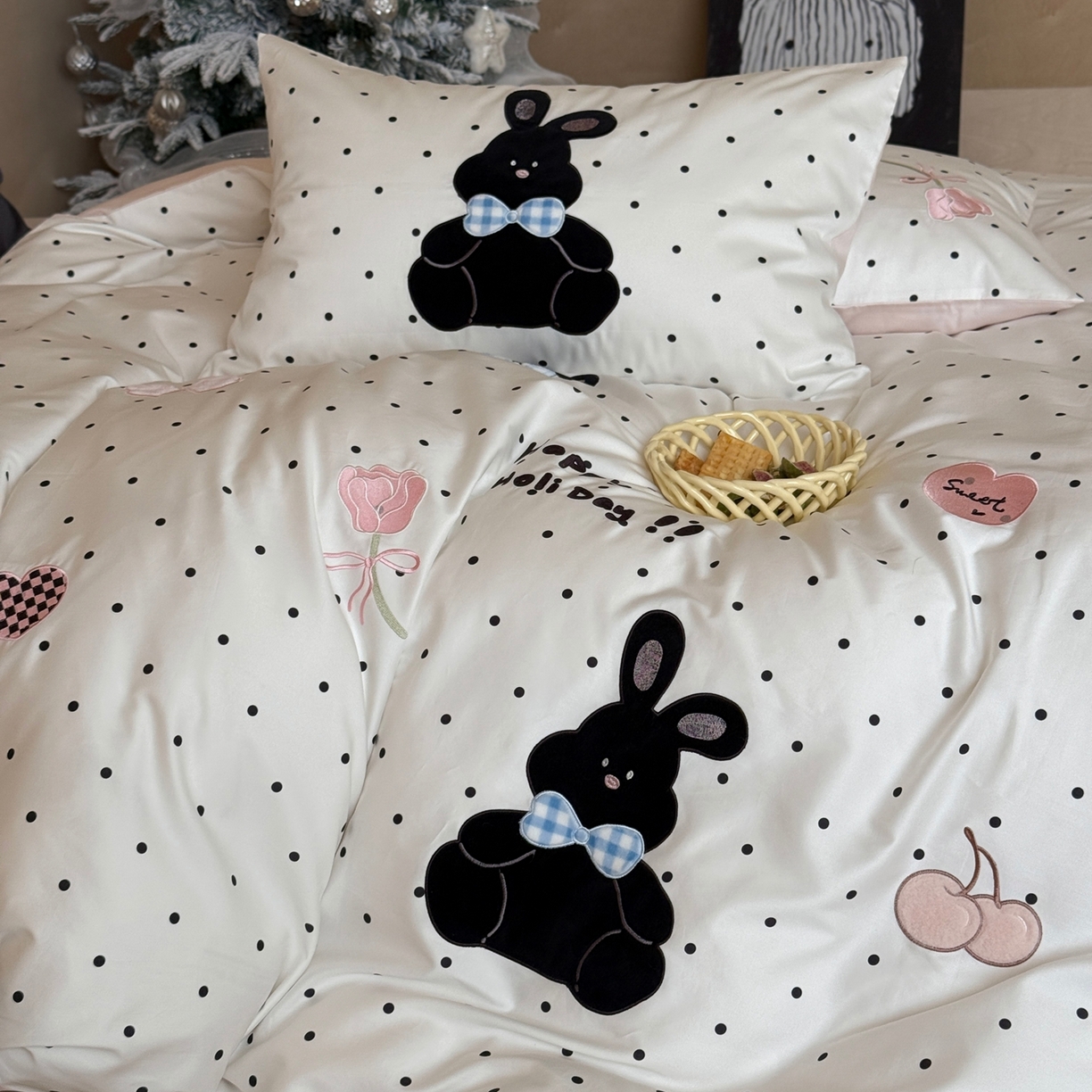 91家纺网 家纺一手货源 找家纺 （总）嗨购家纺 2025新款萌系风格50S全棉贴布刺绣四件套-波点小兔