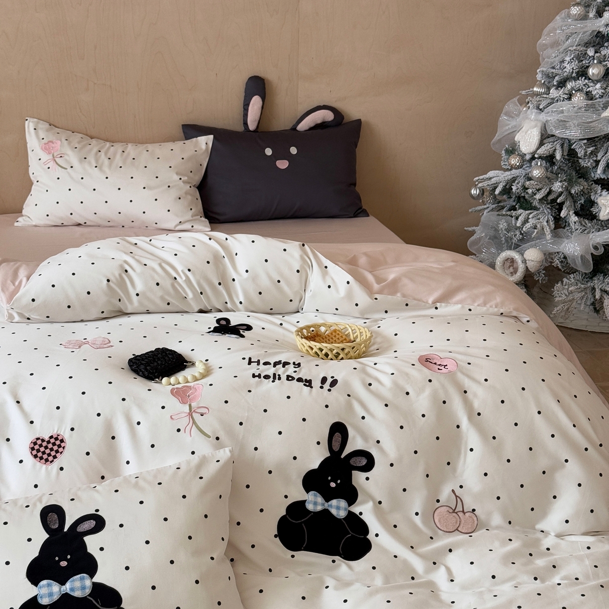 91家纺网 家纺一手货源 找家纺 （总）嗨购家纺 2025新款萌系风格50S全棉贴布刺绣四件套-波点小兔