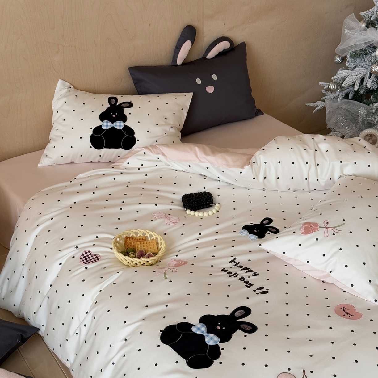 91家纺网 家纺一手货源 找家纺 （总）嗨购家纺 2025新款萌系风格50S全棉贴布刺绣四件套-波点小兔