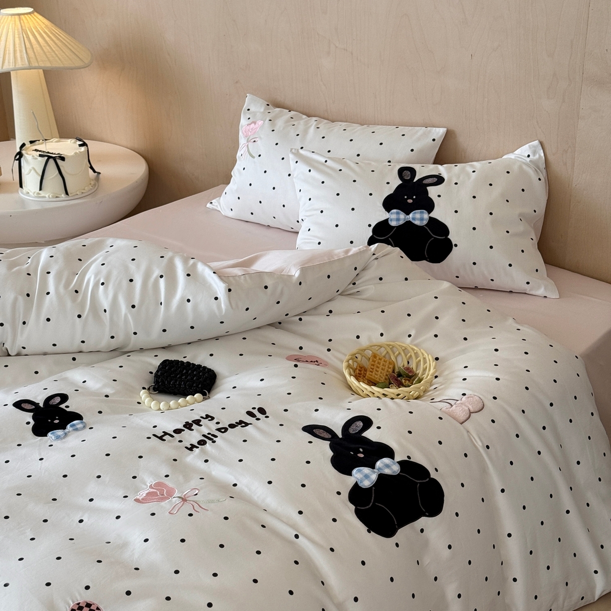 91家纺网 家纺一手货源 找家纺 （总）嗨购家纺 2025新款萌系风格50S全棉贴布刺绣四件套-波点小兔