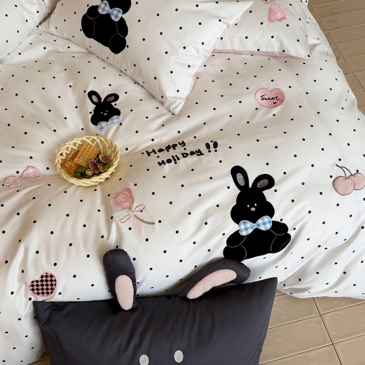 91家纺网 家纺一手货源 找家纺 （总）嗨购家纺 2025新款萌系风格50S全棉贴布刺绣四件套-波点小兔