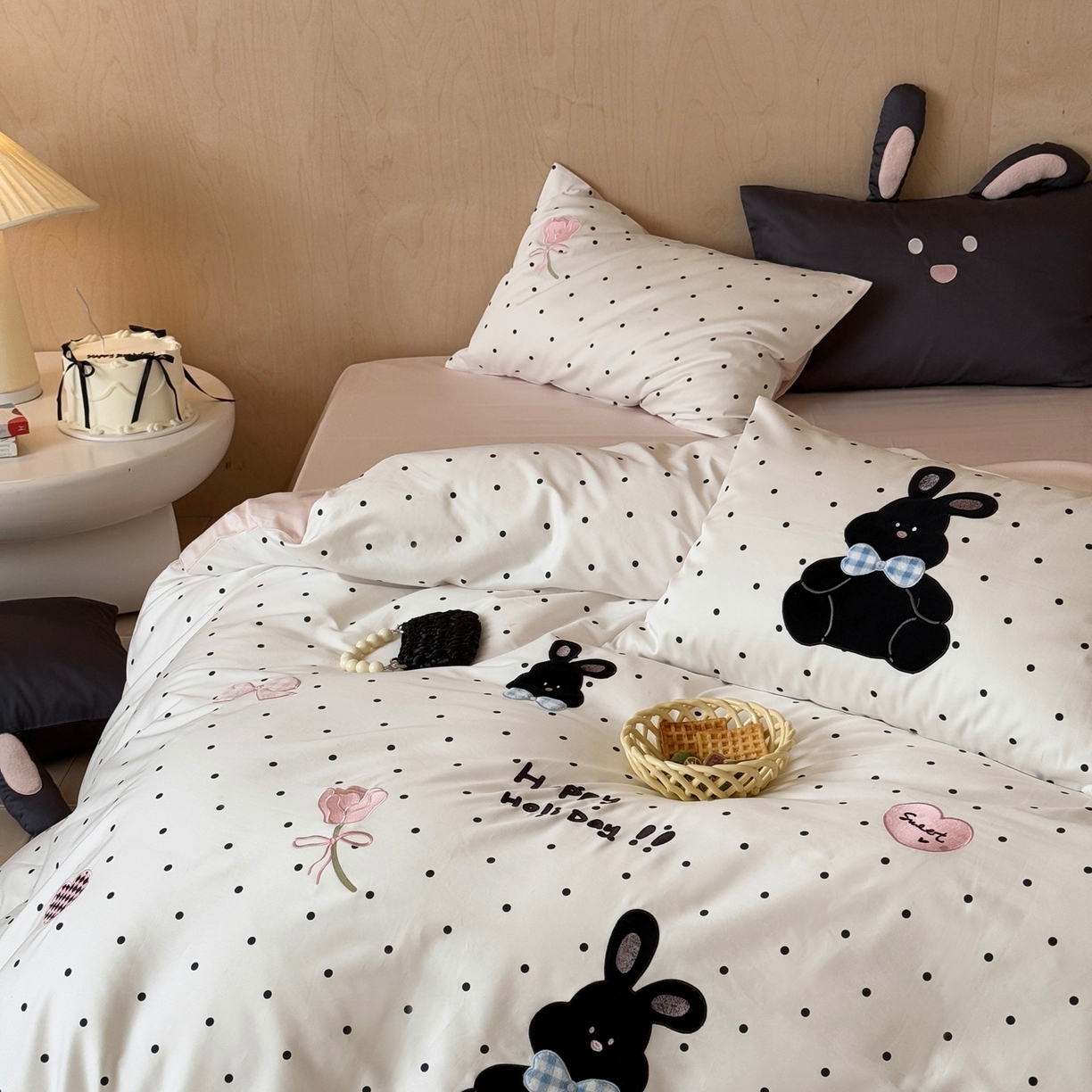 91家纺网 家纺一手货源 找家纺 （总）嗨购家纺 2025新款萌系风格50S全棉贴布刺绣四件套-波点小兔