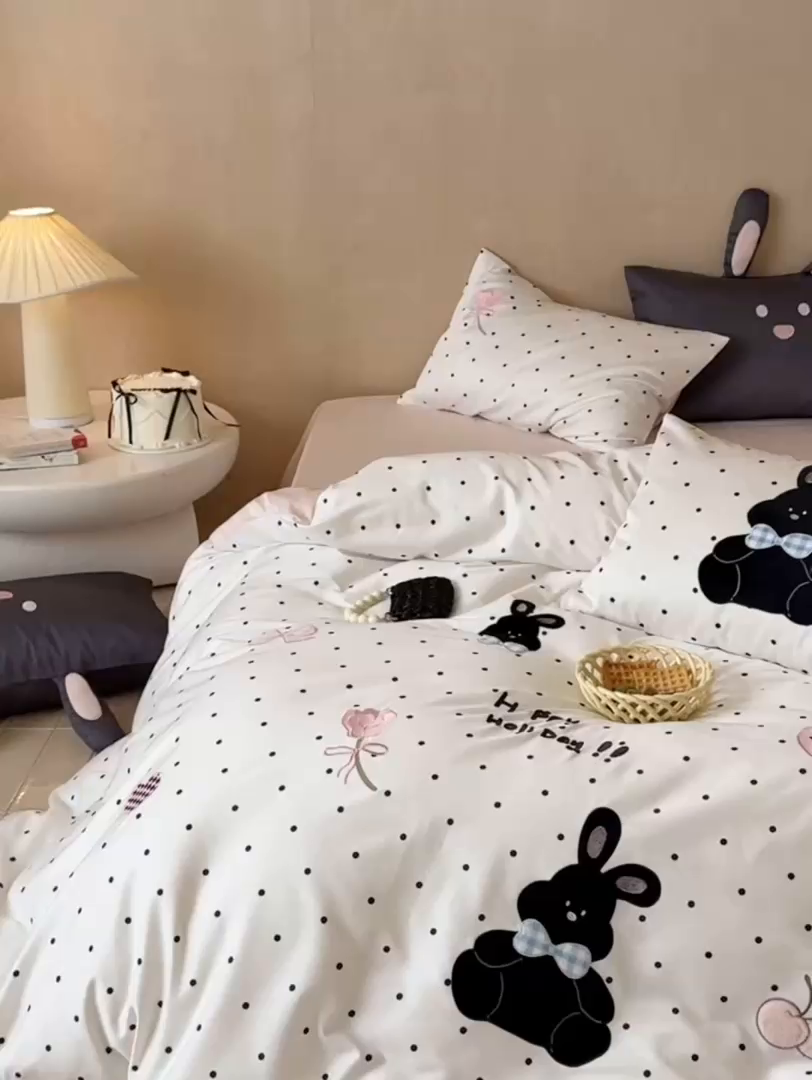 91家纺网 家纺一手货源 找家纺 （总）嗨购家纺 2025新款萌系风格50S全棉贴布刺绣四件套-波点小兔