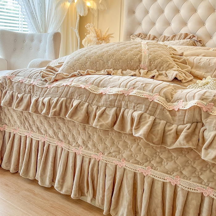 91家纺网 家纺一手货源 找家纺 瑞宝 2025新款牛奶绒花边床盖四件套-蝶舞花语（控价 298起 ） 蝶舞花语-奶茶棕