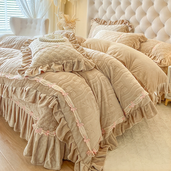 91家纺网 家纺一手货源 找家纺 瑞宝 2025新款牛奶绒花边床盖四件套-蝶舞花语（控价 298起 ） 蝶舞花语-奶茶棕