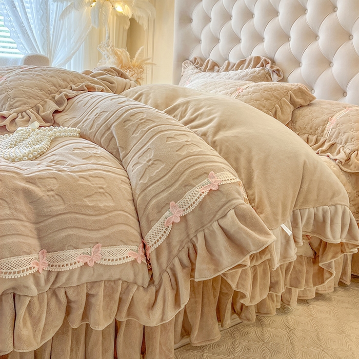 91家纺网 家纺一手货源 找家纺 瑞宝 2025新款牛奶绒花边床盖四件套-蝶舞花语（控价 298起 ） 蝶舞花语-奶茶棕