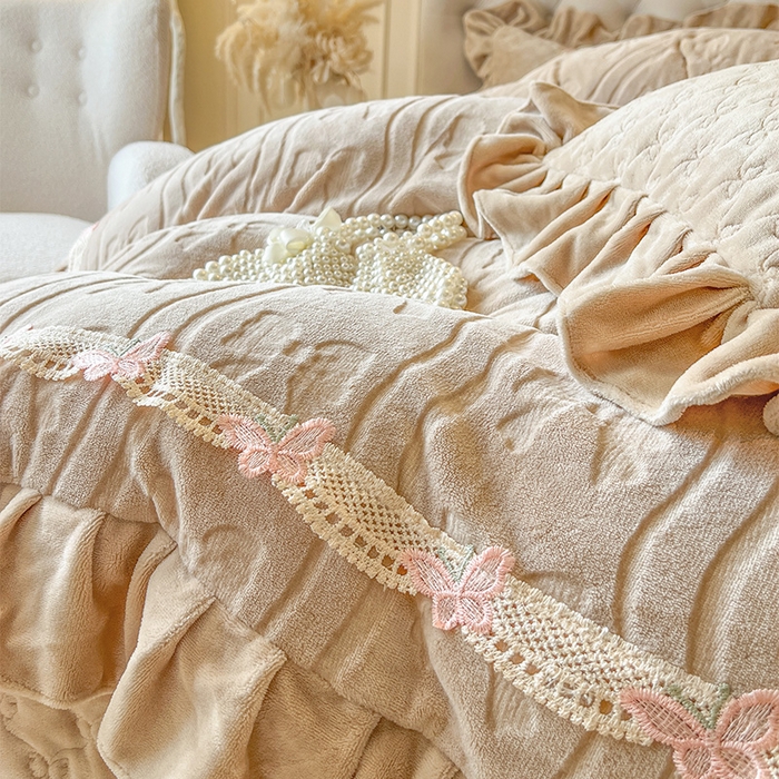91家纺网 家纺一手货源 找家纺 瑞宝 2025新款牛奶绒花边床盖四件套-蝶舞花语（控价 298起 ） 蝶舞花语-奶茶棕