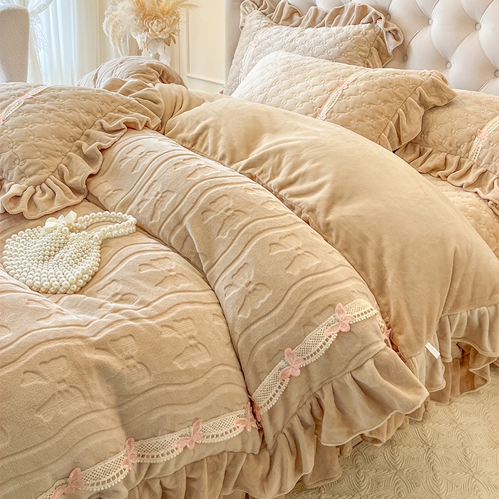 91家纺网 家纺一手货源 找家纺 瑞宝 2025新款牛奶绒花边床盖四件套-蝶舞花语（控价 298起 ） 蝶舞花语-奶茶棕