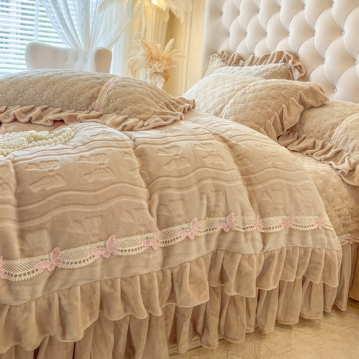 91家纺网 家纺一手货源 找家纺 瑞宝 2025新款牛奶绒花边床盖四件套-蝶舞花语（控价 298起 ） 蝶舞花语-奶茶棕