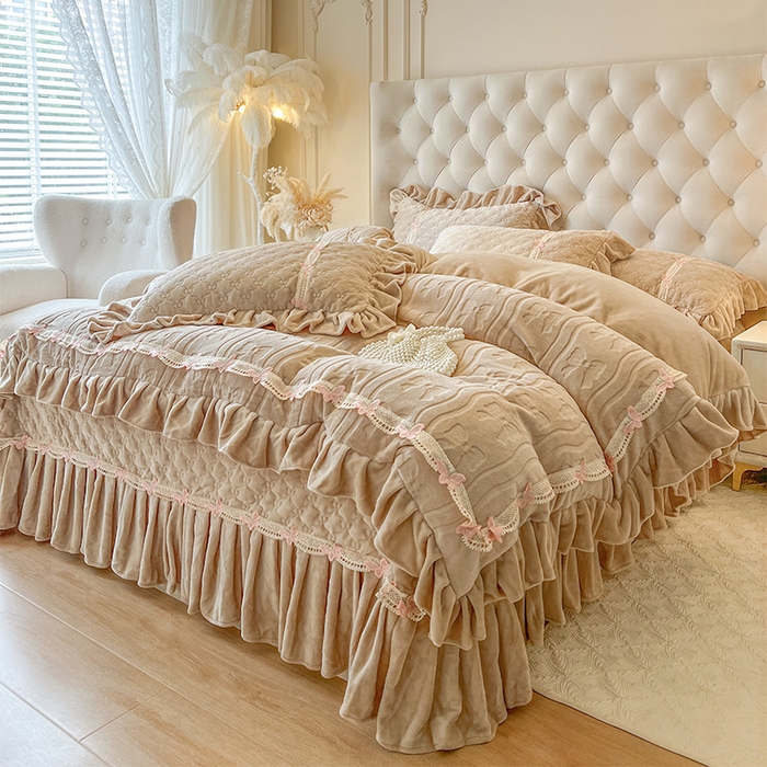 91家纺网 家纺一手货源 找家纺 瑞宝 2025新款牛奶绒花边床盖四件套-蝶舞花语（控价 298起 ） 蝶舞花语-奶茶棕