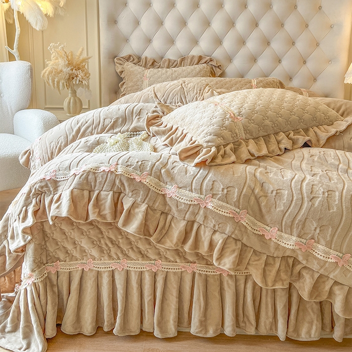 91家纺网 家纺一手货源 找家纺 瑞宝 2025新款牛奶绒花边床盖四件套-蝶舞花语（控价 298起 ） 蝶舞花语-奶茶棕