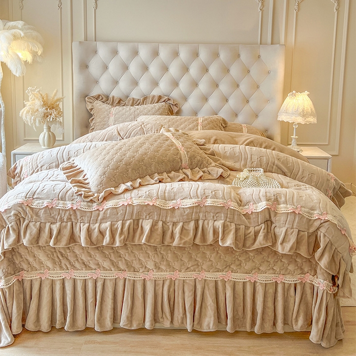 91家纺网 家纺一手货源 找家纺 瑞宝 2025新款牛奶绒花边床盖四件套-蝶舞花语（控价 298起 ） 蝶舞花语-奶茶棕