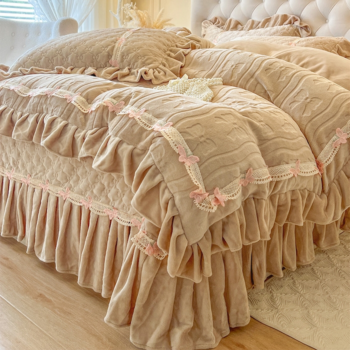 91家纺网 家纺一手货源 找家纺 瑞宝 2025新款牛奶绒花边床盖四件套-蝶舞花语（控价 298起 ） 蝶舞花语-奶茶棕