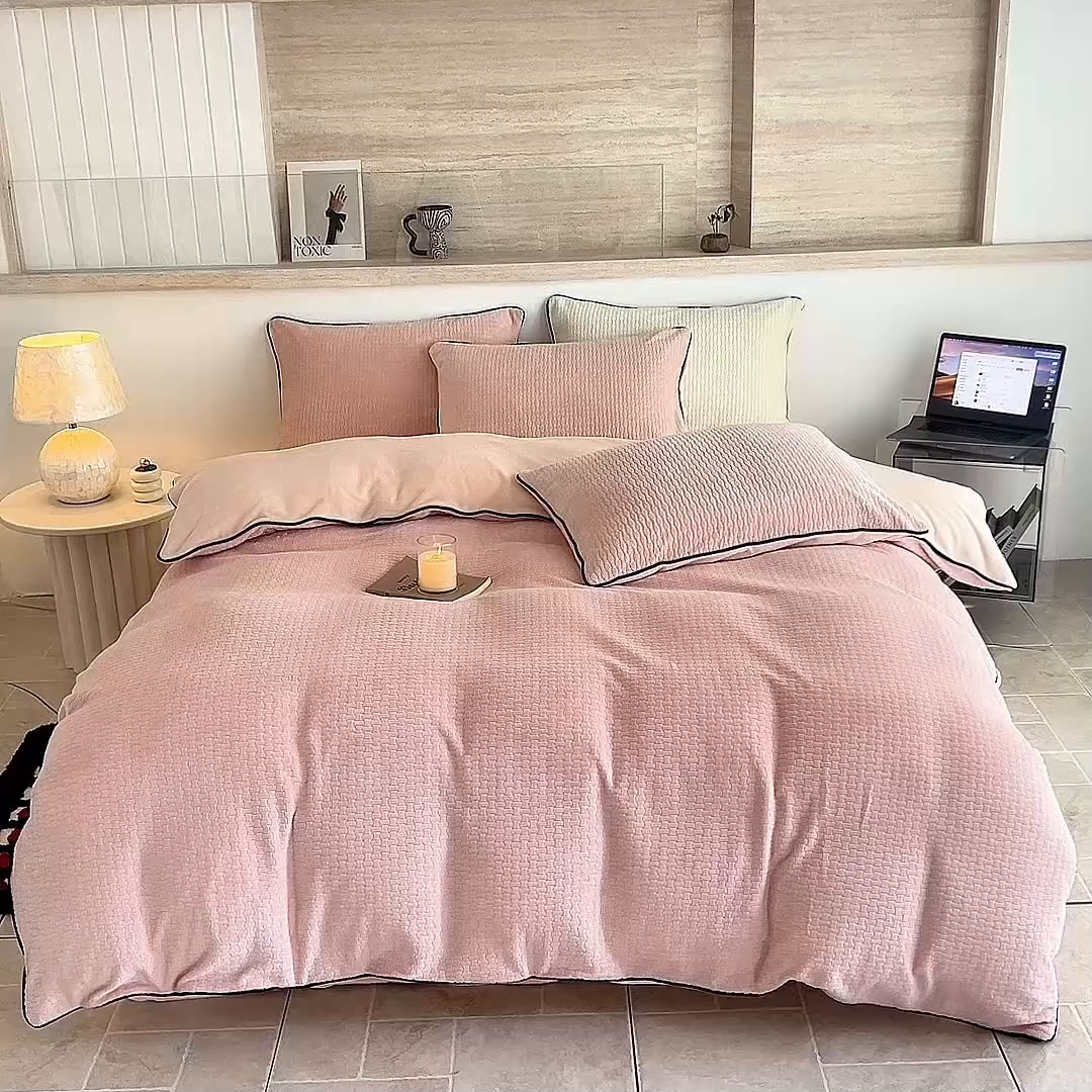 91家纺网 家纺一手货源 找家纺 乐居家纺 2025新款牛奶绒嵌边提花剪花四件套（含买家秀和质检报告） 心链-少女粉