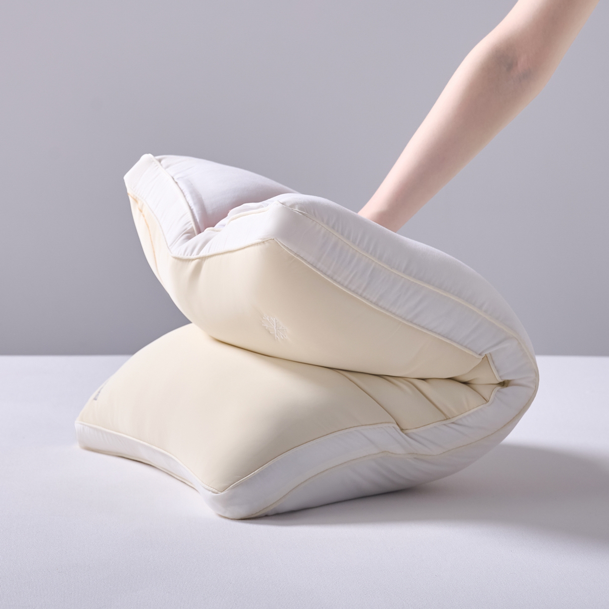 91家纺网 家纺一手货源 找家纺 鼎晟纺 2025新款冰冰熊凉感丝乳胶护颈枕学生枕头成人枕芯 冰冰熊定型枕-奶黄