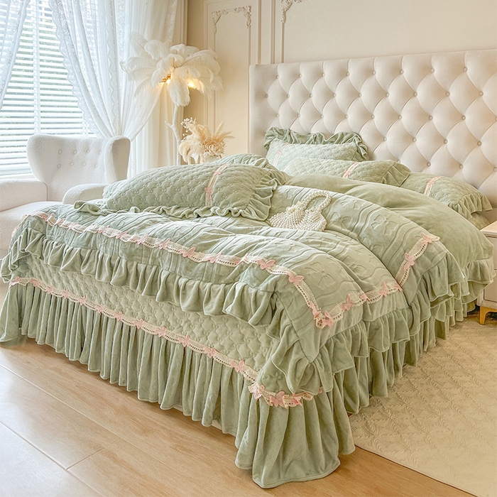 91家纺网 家纺一手货源 找家纺 瑞宝 2025新款牛奶绒花边床盖四件套-蝶舞花语（控价 298起 ） 蝶舞花语-青柠绿