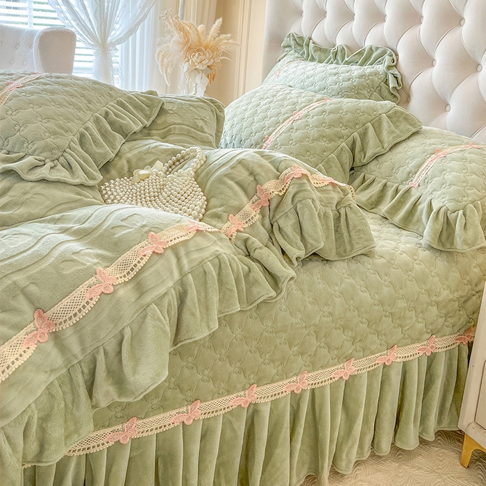 91家纺网 家纺一手货源 找家纺 瑞宝 2025新款牛奶绒花边床盖四件套-蝶舞花语（控价 298起 ） 蝶舞花语-青柠绿