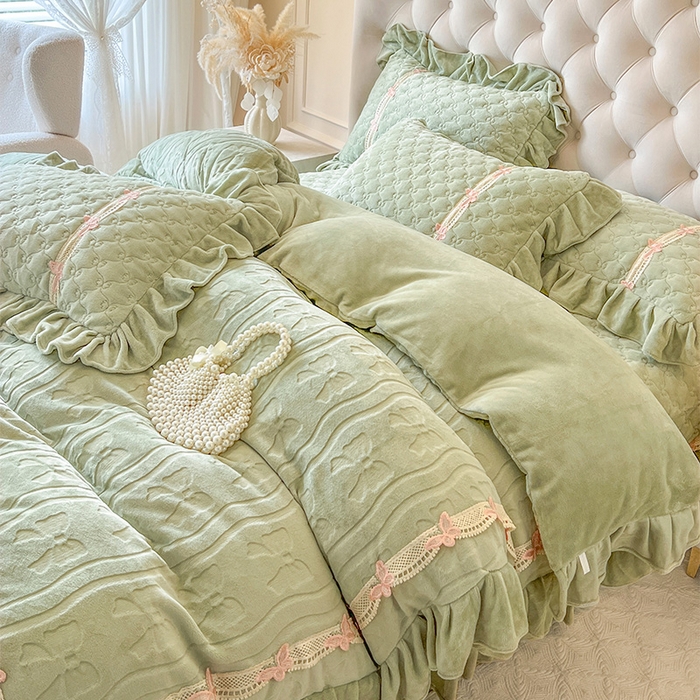 91家纺网 家纺一手货源 找家纺 瑞宝 2025新款牛奶绒花边床盖四件套-蝶舞花语（控价 298起 ） 蝶舞花语-青柠绿