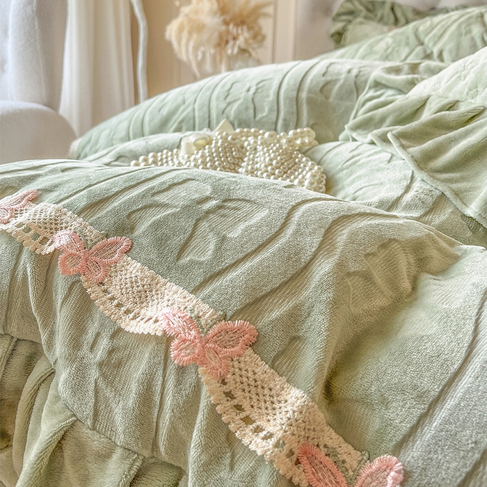 91家纺网 家纺一手货源 找家纺 瑞宝 2025新款牛奶绒花边床盖四件套-蝶舞花语（控价 298起 ） 蝶舞花语-青柠绿