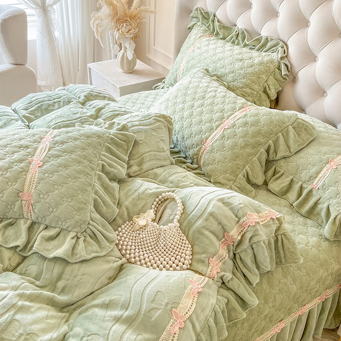 91家纺网 家纺一手货源 找家纺 瑞宝 2025新款牛奶绒花边床盖四件套-蝶舞花语（控价 298起 ） 蝶舞花语-青柠绿