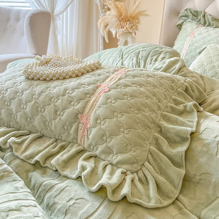 91家纺网 家纺一手货源 找家纺 瑞宝 2025新款牛奶绒花边床盖四件套-蝶舞花语（控价 298起 ） 蝶舞花语-青柠绿