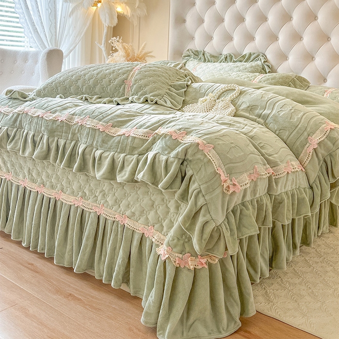 91家纺网 家纺一手货源 找家纺 瑞宝 2025新款牛奶绒花边床盖四件套-蝶舞花语（控价 298起 ） 蝶舞花语-青柠绿