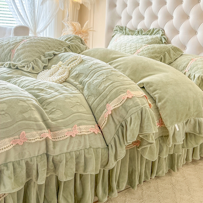 91家纺网 家纺一手货源 找家纺 瑞宝 2025新款牛奶绒花边床盖四件套-蝶舞花语（控价 298起 ） 蝶舞花语-青柠绿