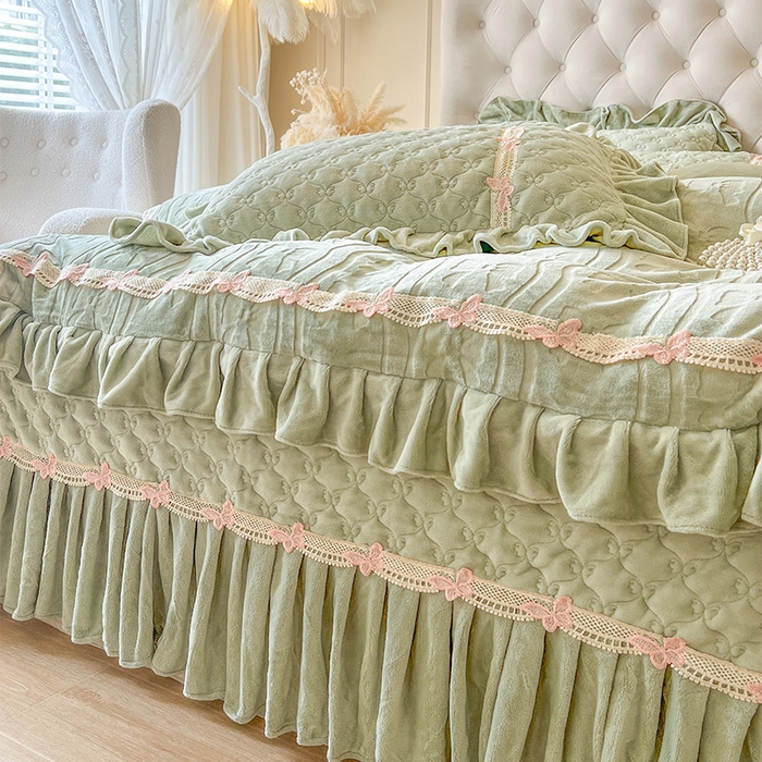 91家纺网 家纺一手货源 找家纺 瑞宝 2025新款牛奶绒花边床盖四件套-蝶舞花语（控价 298起 ） 蝶舞花语-青柠绿