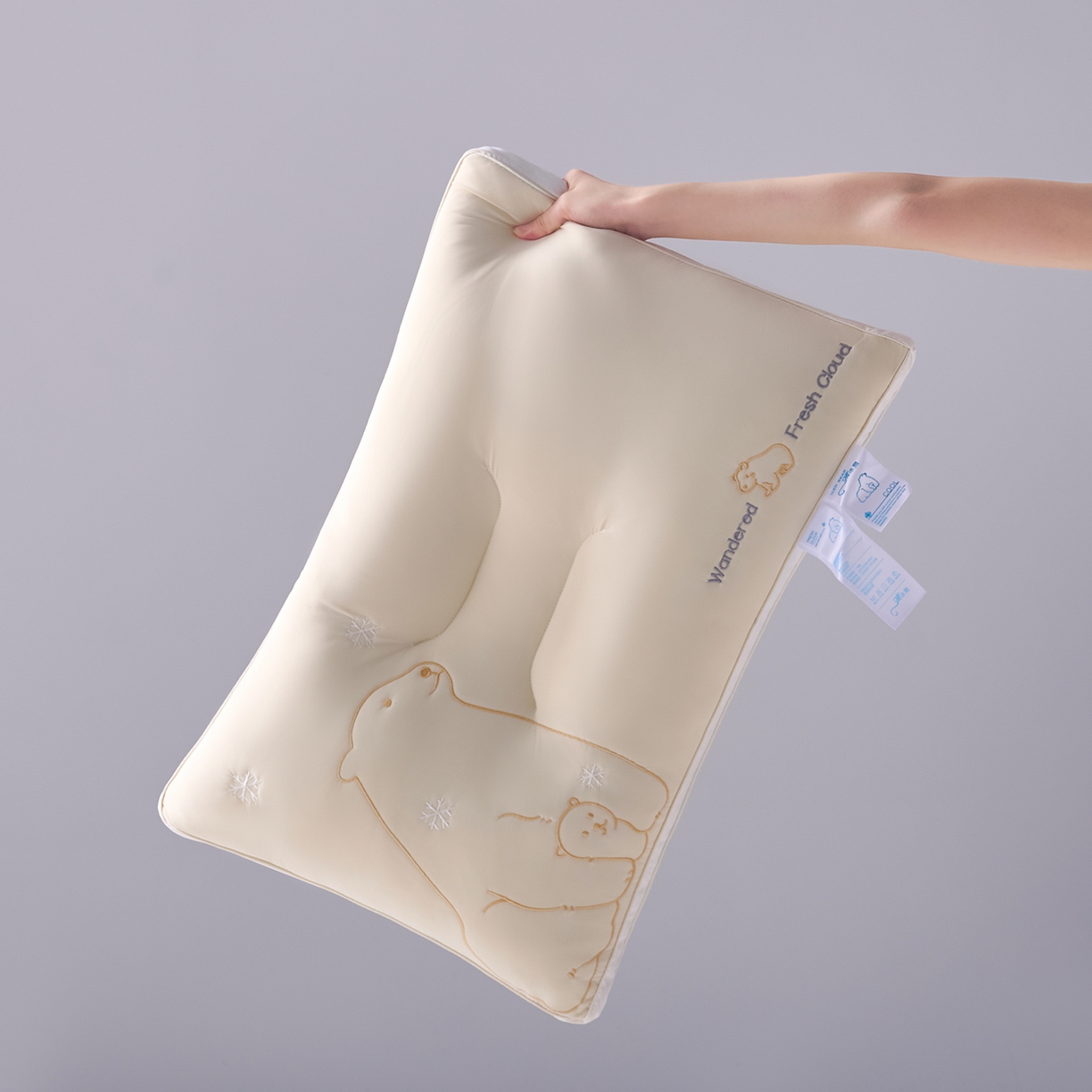 91家纺网 家纺一手货源 找家纺 鼎晟纺 2025新款冰冰熊凉感丝乳胶护颈枕学生枕头成人枕芯 冰冰熊定型枕-奶黄