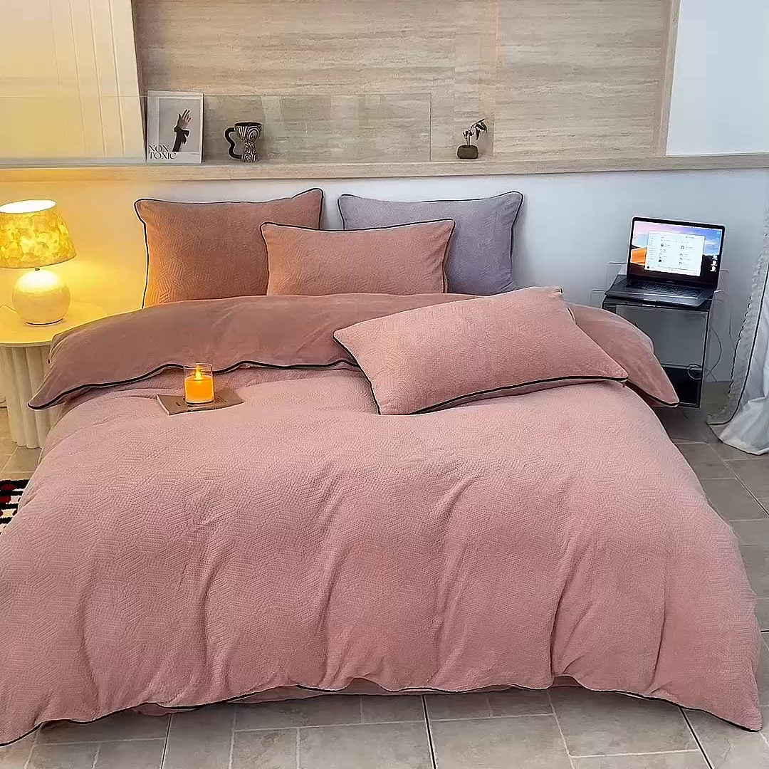 91家纺网 家纺一手货源 找家纺 乐居家纺 2025新款牛奶绒嵌边提花剪花四件套（含买家秀和质检报告） 织梦-暖咖