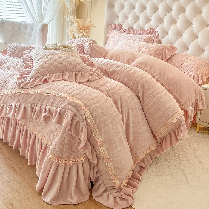 91家纺网 家纺一手货源 找家纺 瑞宝 2025新款牛奶绒花边床盖四件套-蝶舞花语（控价 298起 ） 蝶舞花语-蜜粉