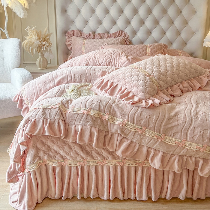 91家纺网 家纺一手货源 找家纺 瑞宝 2025新款牛奶绒花边床盖四件套-蝶舞花语（控价 298起 ） 蝶舞花语-蜜粉