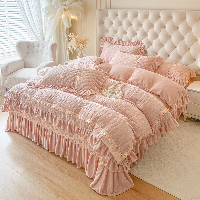 91家纺网 家纺一手货源 找家纺 瑞宝 2025新款牛奶绒花边床盖四件套-蝶舞花语（控价 298起 ） 蝶舞花语-蜜粉