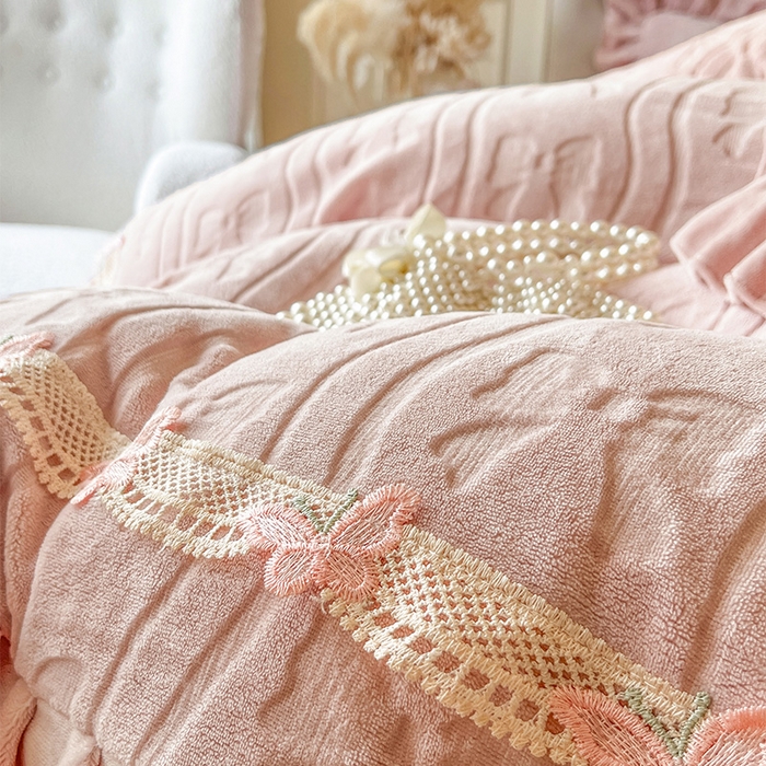 91家纺网 家纺一手货源 找家纺 瑞宝 2025新款牛奶绒花边床盖四件套-蝶舞花语（控价 298起 ） 蝶舞花语-蜜粉