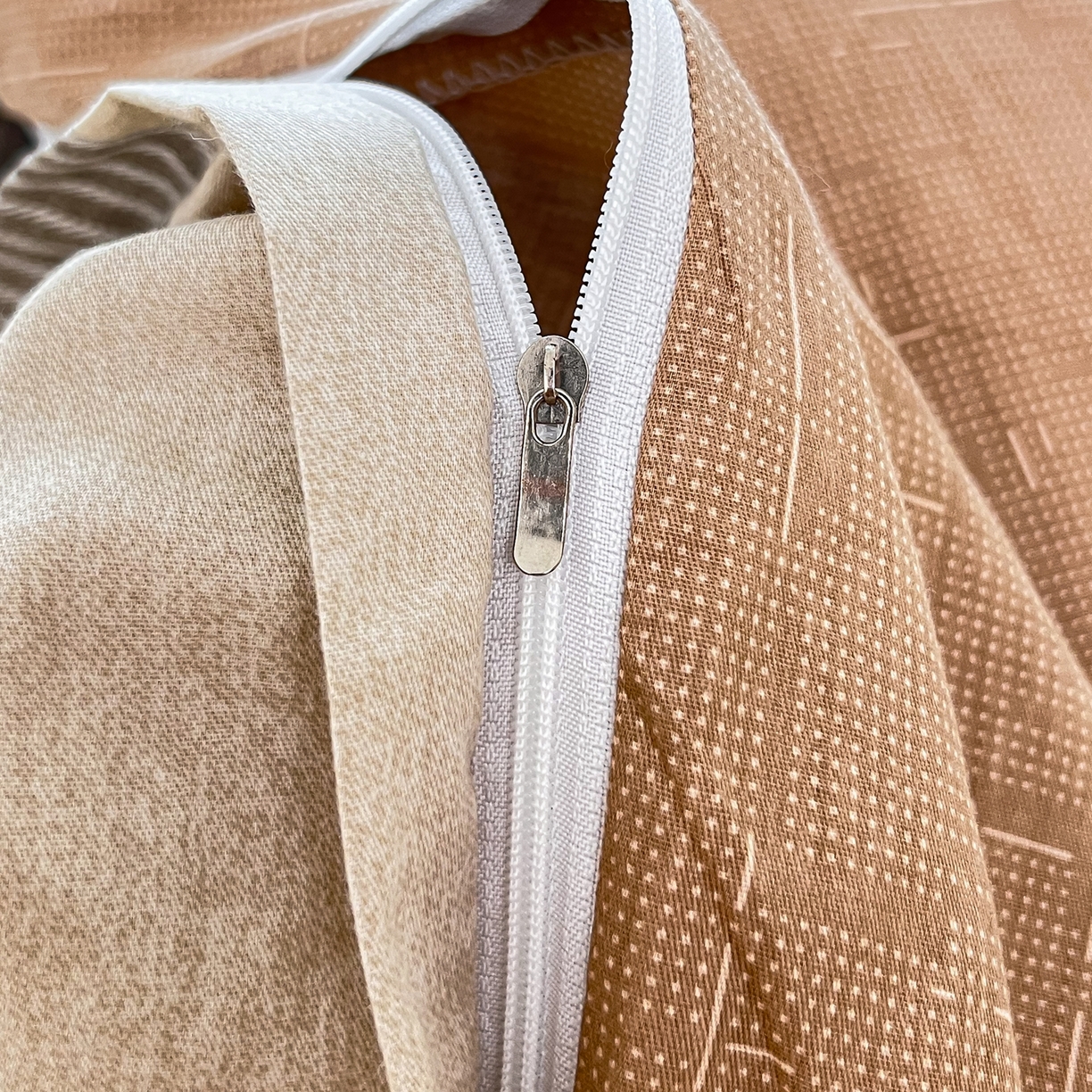 91家纺网 家纺一手货源 找家纺 红馆 2025年全棉12868印花系列四件套 魔方小站-咖