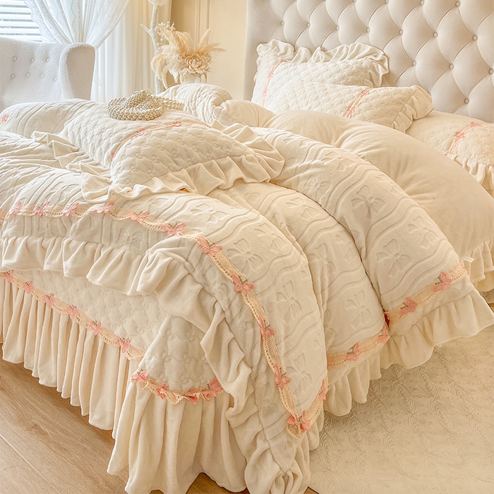 91家纺网 家纺一手货源 找家纺 瑞宝 2025新款牛奶绒花边床盖四件套-蝶舞花语（控价 298起 ） 蝶舞花语-奶油米